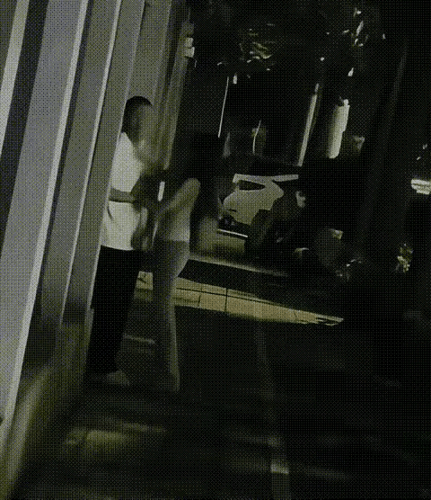 “打人不打脸！”街头路边，一对男女闹矛盾了，女子不停的扇男子巴掌，男子一开始只是