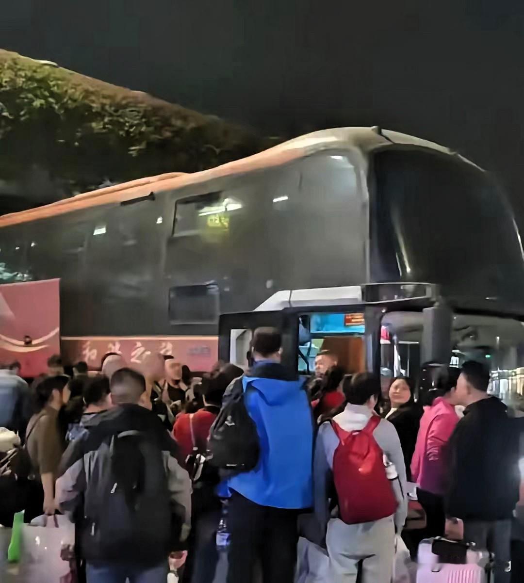 今年春运最绝的反转！谁能想到，被高铁和飞机按在地上“卷”的大巴车，居然来了个漂亮