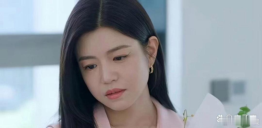 陈妍希别致上扬眼线惹热议，小众个性妆容自带飒感，潮流新风大胆解锁，独特美感越看越