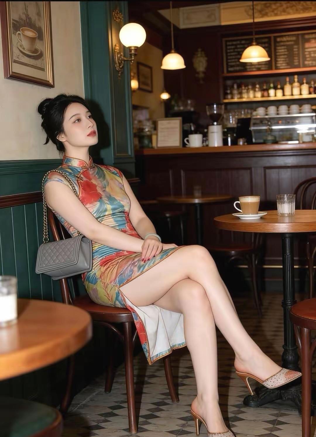 午后推开窗，一缕阳光斜斜地落在手背上，不刺眼，刚刚好。

风还是凉的，但光照着的