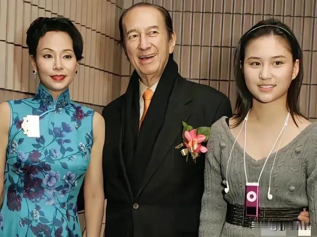 看赌王三太陈婉珍的照片就知道，赌王的眼光真的很好。三太不仅是一名护士，据说她家境
