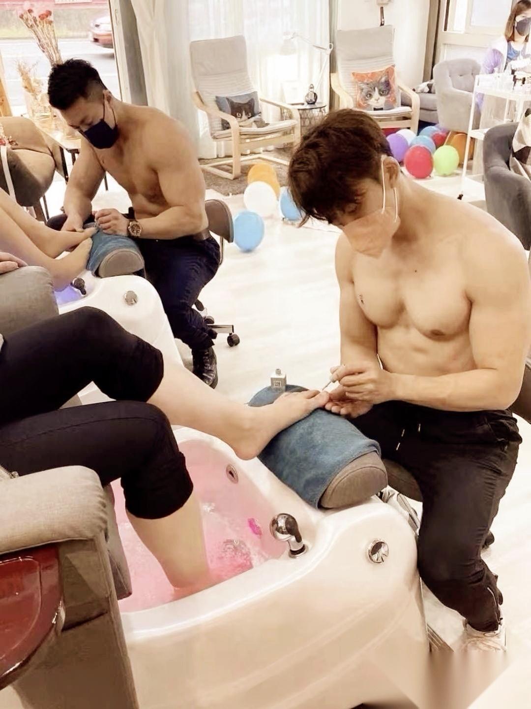 肌肉哥哥美甲店
五一节，表妺在春熙路开的美甲店隆重开业。美甲师是清一色肌肉帅哥，