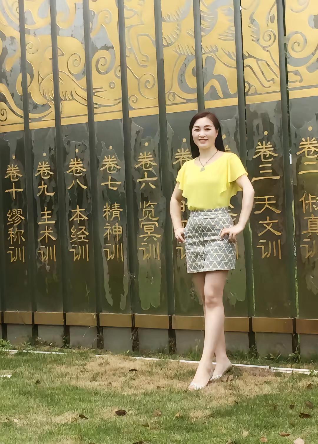 女子用心打扮，把青春和美好装点在每一个角落，宛如一幅精美的画卷🌹