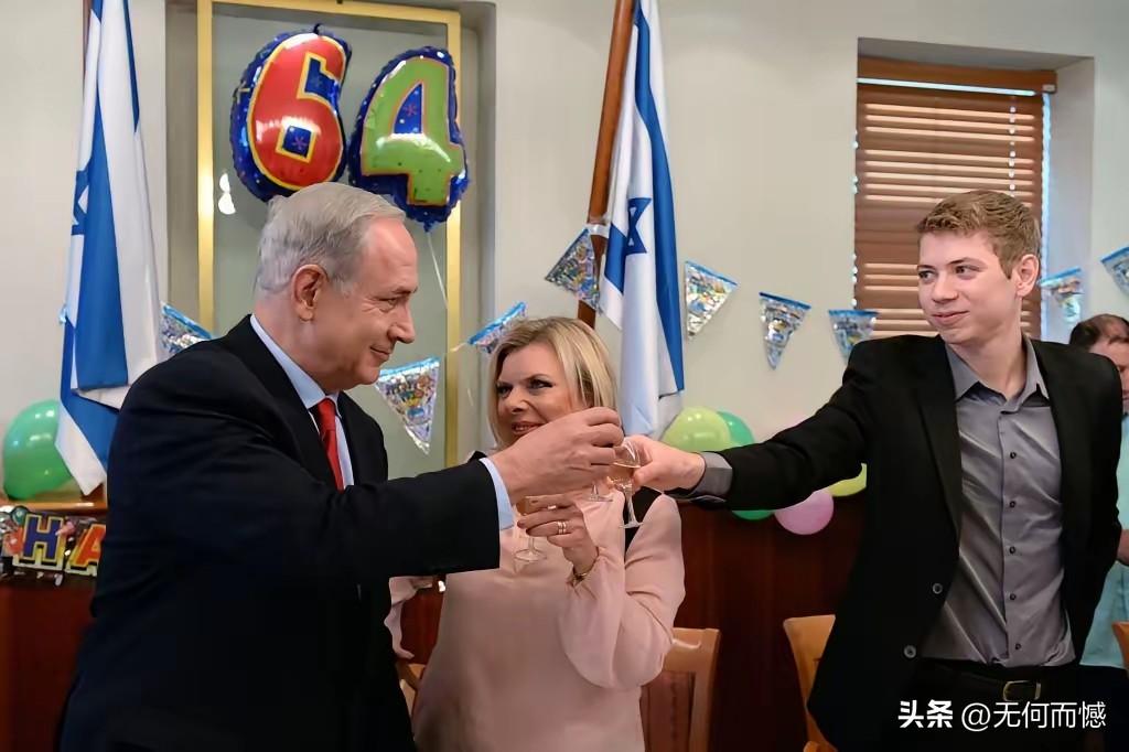 和内塔尼亚胡碰杯的这个男子，有人说他是内塔尼亚胡的儿子，细端像他的长相，虽然和内