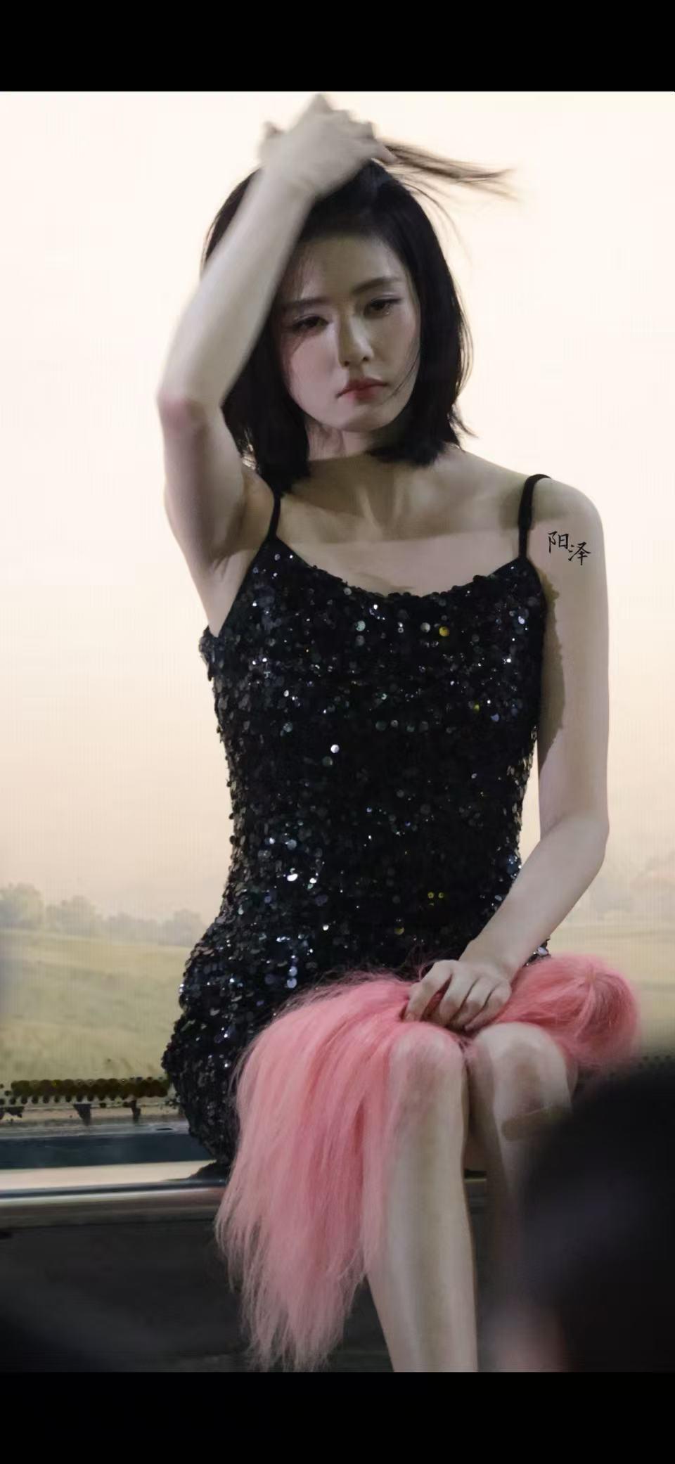 白鹿柳智敏 蛇塑烈火般的少女归于沉寂，蛰伏七年，白鹿王韵娜携秘密归来清算过往。 