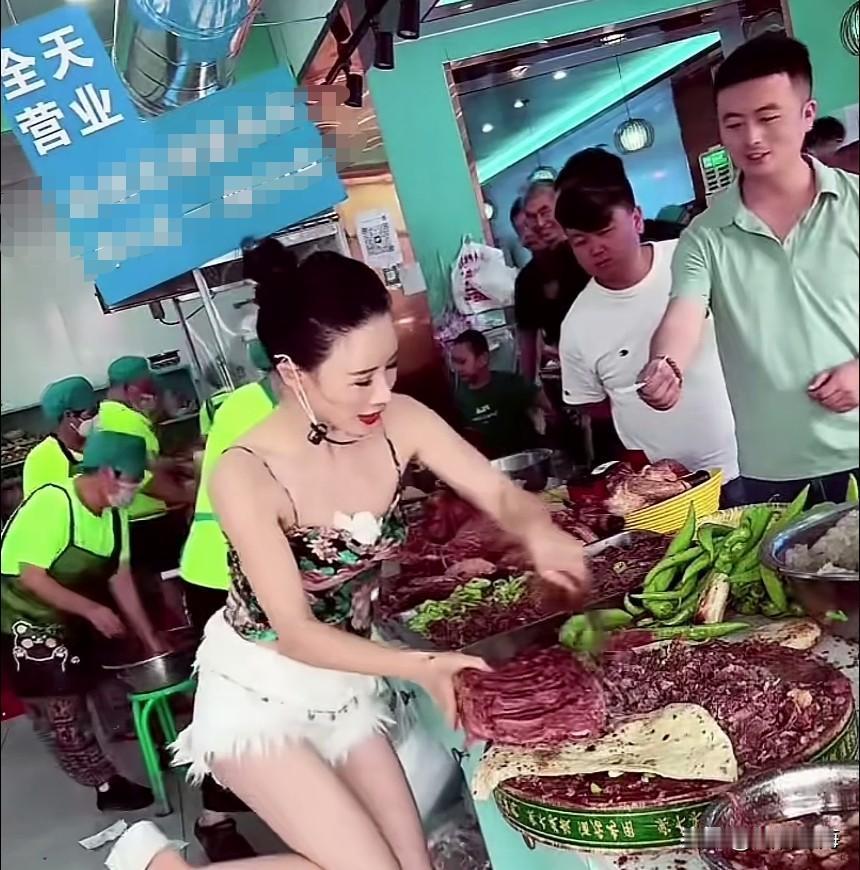 沧州驴肉火烧店老板娘“性感营销”惹争议：这卖的是驴肉，还是“人肉”？


河北沧
