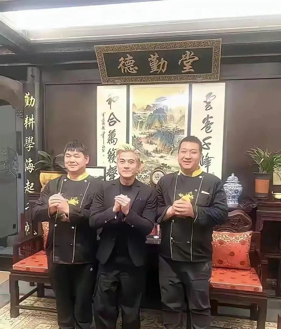 59岁的郭富城站在安徽南陵县的老宅门口，比旁边57岁的岳父还要显年纪。 这位官方