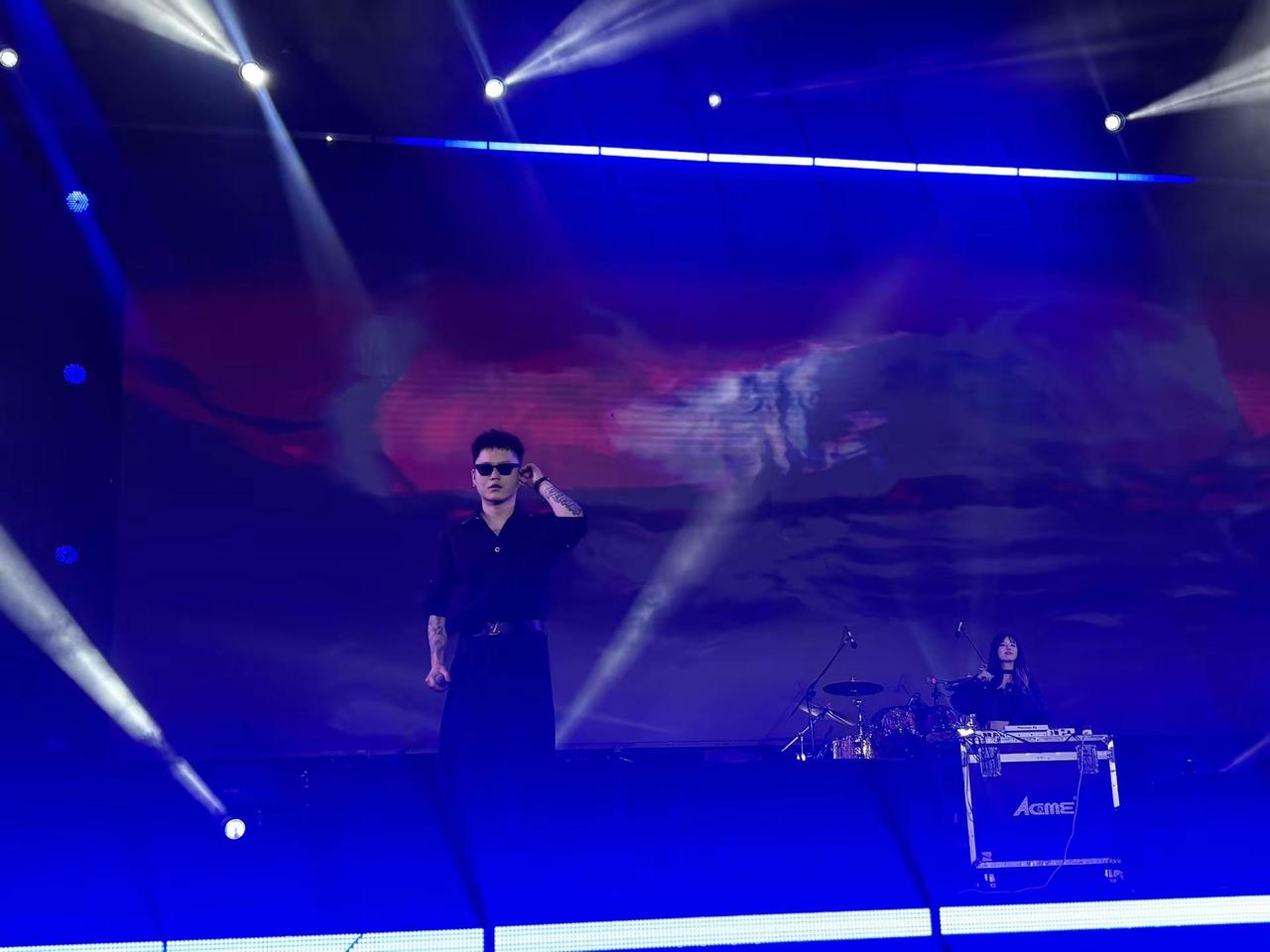 顺收南方车站livehouse 感谢秭归橙子融媒 旧车库 理想叁巡 @白兰鸽乐队