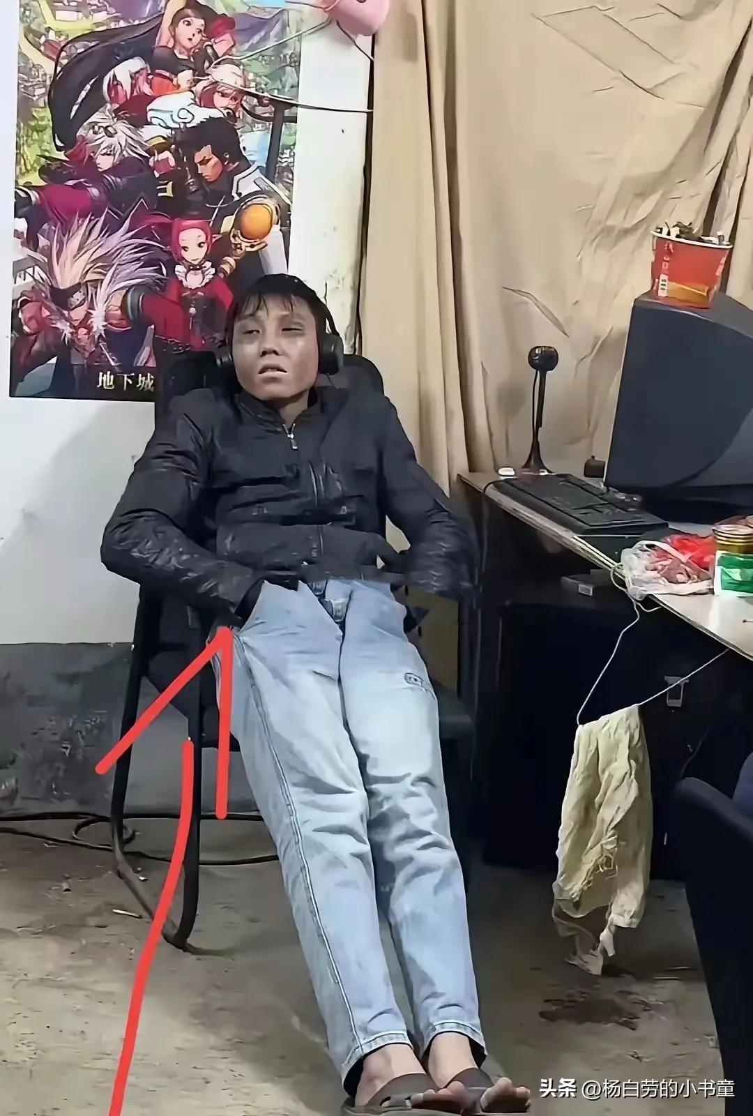 玩游戏这货都完成僵尸啦
不让你天天玩游戏
你偏偏不听
半个月日积月累的不停玩
看