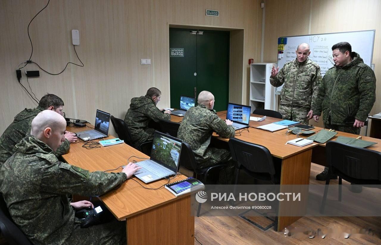 🇷🇺莫斯科军区无人系统部队官兵在阿拉比诺训练场进行训练。