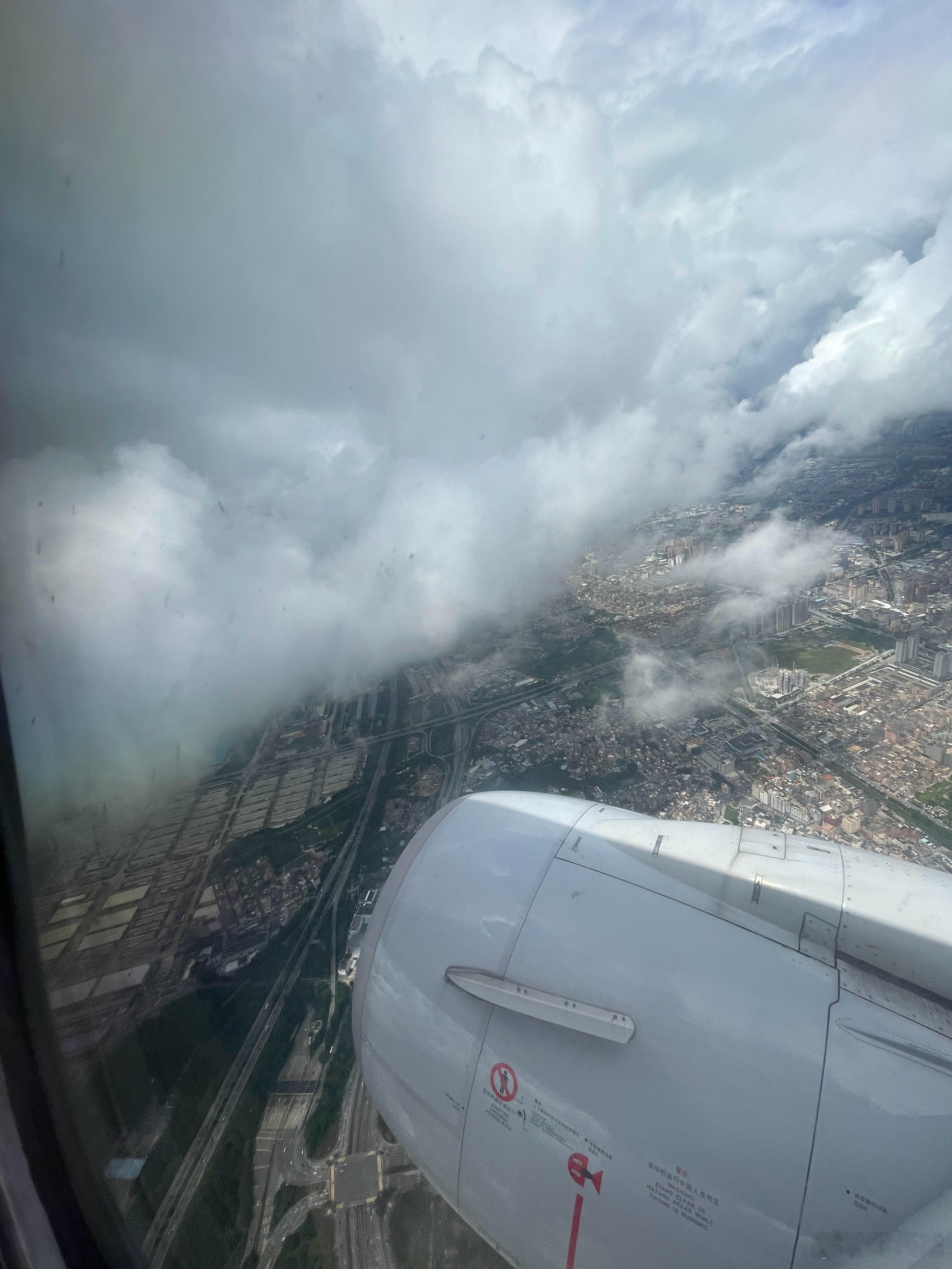一个城市，两个挨着的区，一个下雨，一个晴天  ​​​