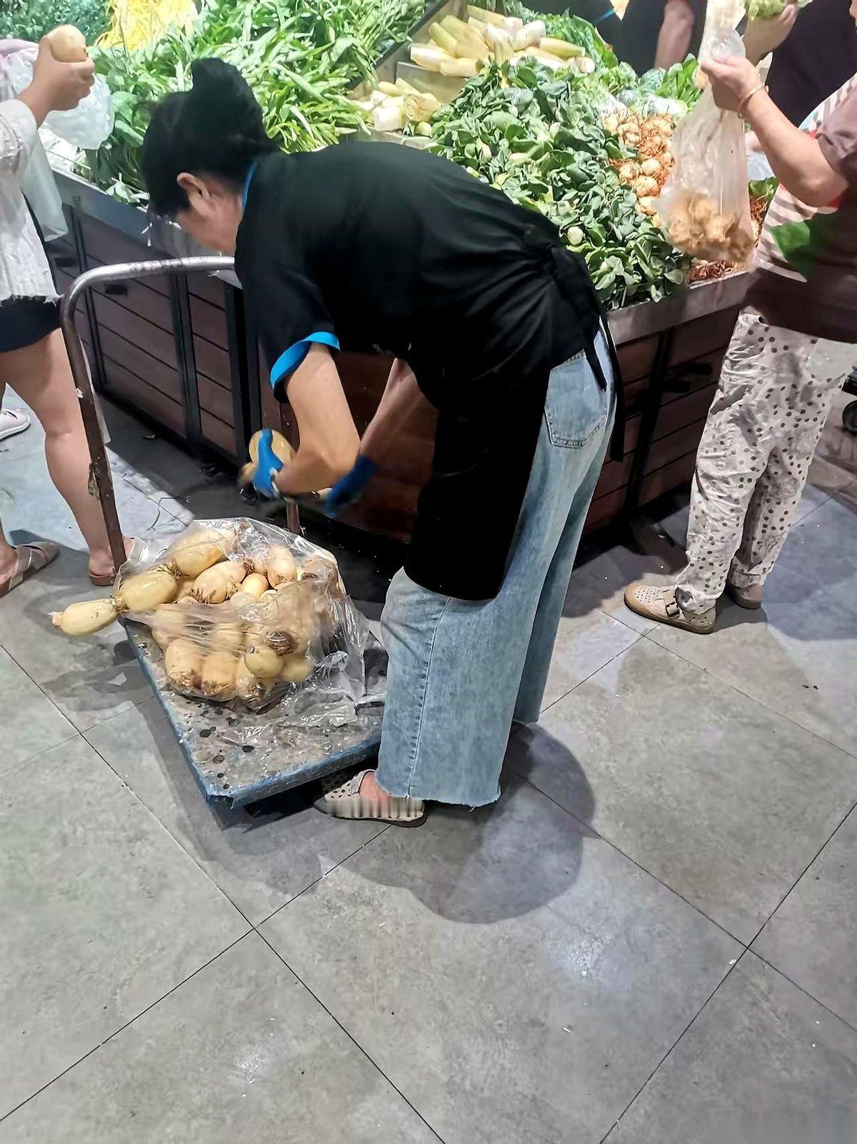 儿子从十一楼掉下来摔死了，公司赔了136万。
他那个没过门的媳妇，肚子里已经有了