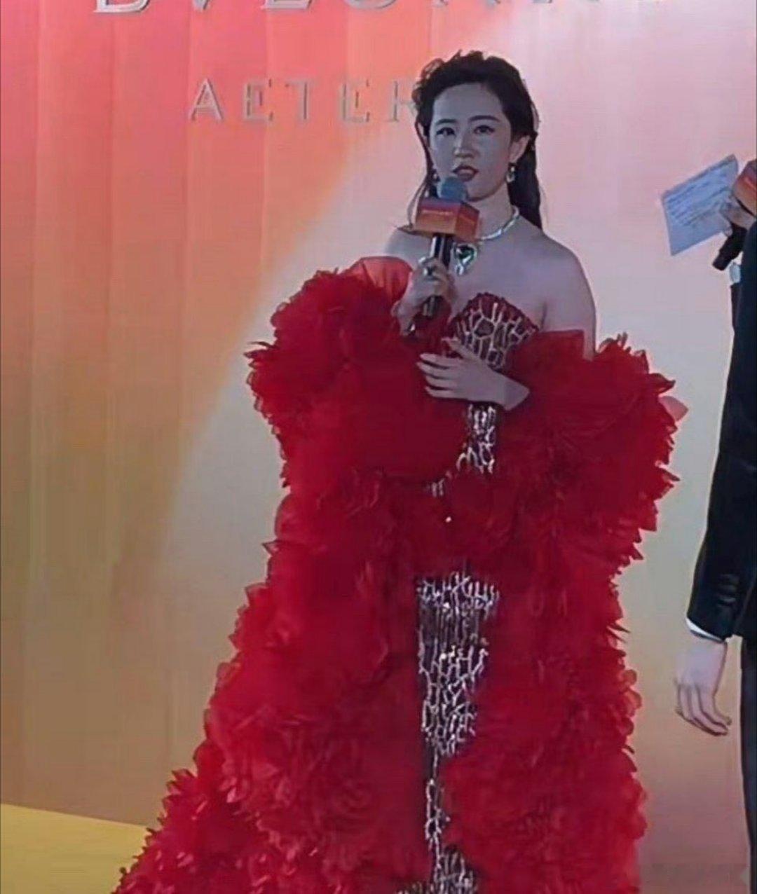 刘亦菲真的是被年龄毒花了啊。。。年轻的时候和现在真的是...难评 ​​​