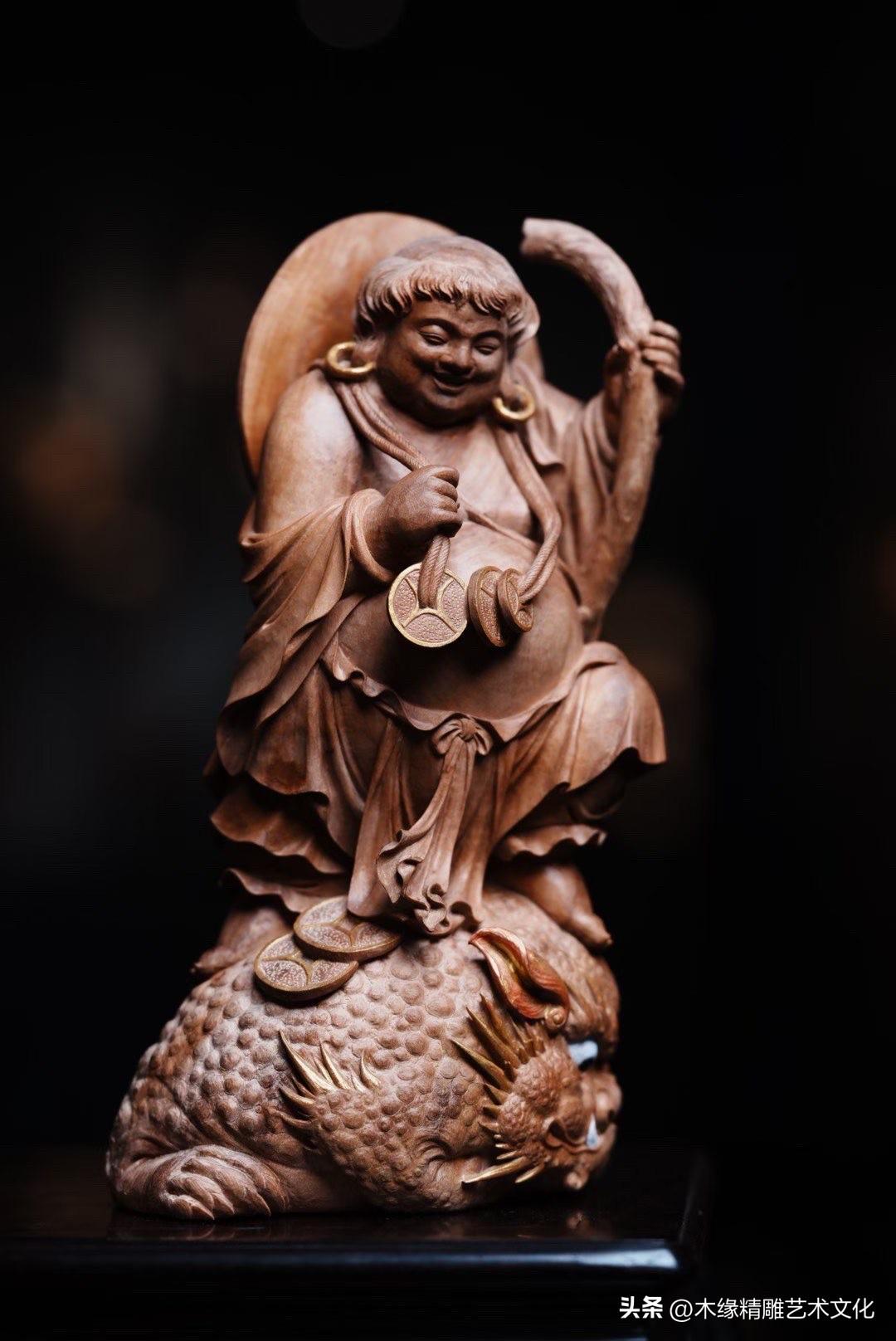 有些题材，看着热闹，细品却很有意思。

老山檀香温润沉静，刘海立于金蟾之上，笑意