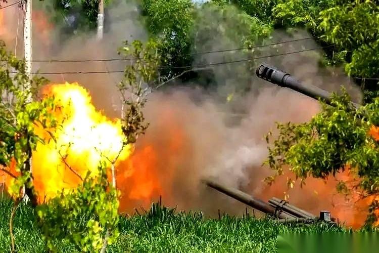 家门口，邻居跟邻居打起来了，炮弹你来我往。
咱呢？
搬个小板凳，安安静静，甚至有