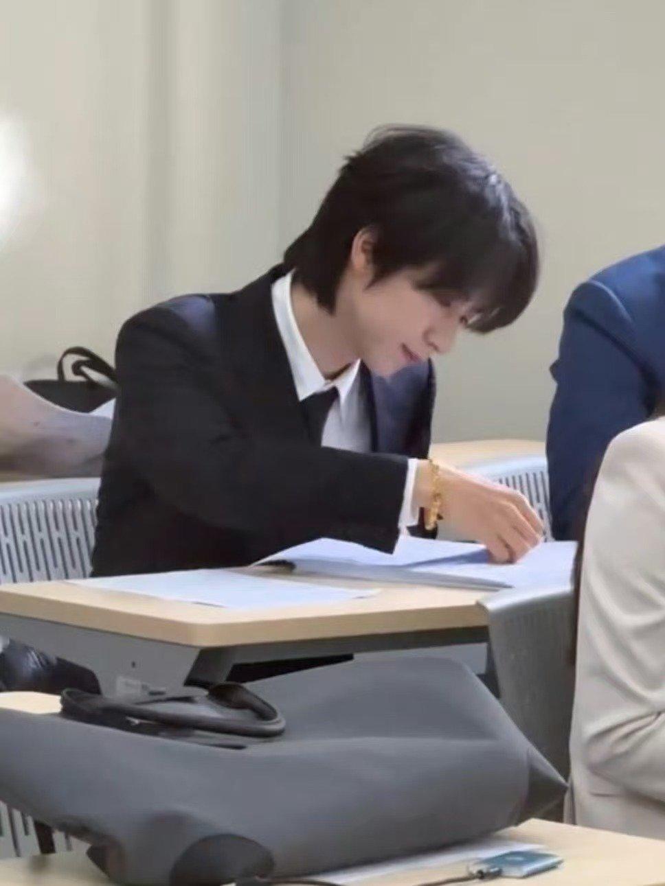 贺峻霖这是去答辩还是去结婚 贺峻霖答辩也有直拍了贺峻霖中传答辩路透杀疯！笔挺黑西