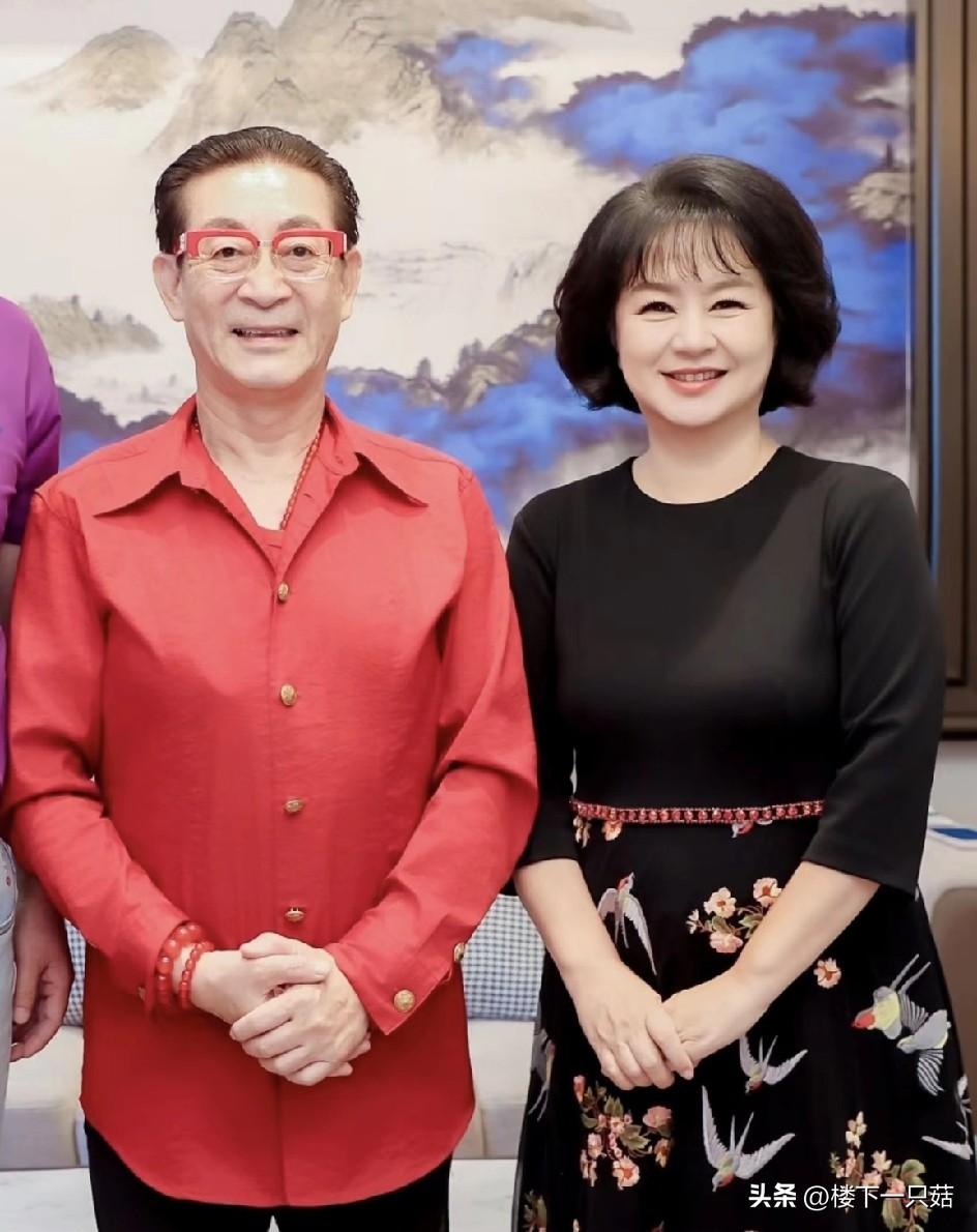 六小龄童和鞠萍昨天在某活动同台，两人站在一起还被网友误认为夫妻。
六小龄童今年6