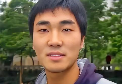 “每月就给我500块，资助不起装什么孙子！”2006年，贫困大学生向海清向媒体怒