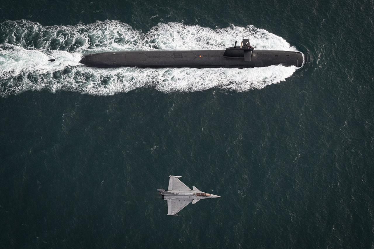 法国海军的凯旋级战略导弹核潜艇与阵风战斗机同框的罕见场景。

凯旋级是法国现役最