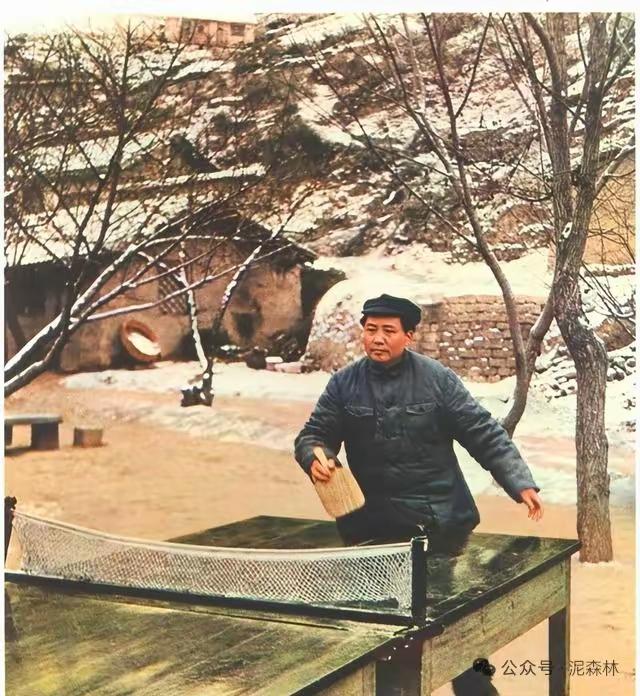 毛主席手里的乒乓球拍子：木板制作的，简易到极致！
“发展体育运动，增强人民体质！