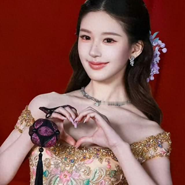 赵露思芭莎红毯炸场全解析