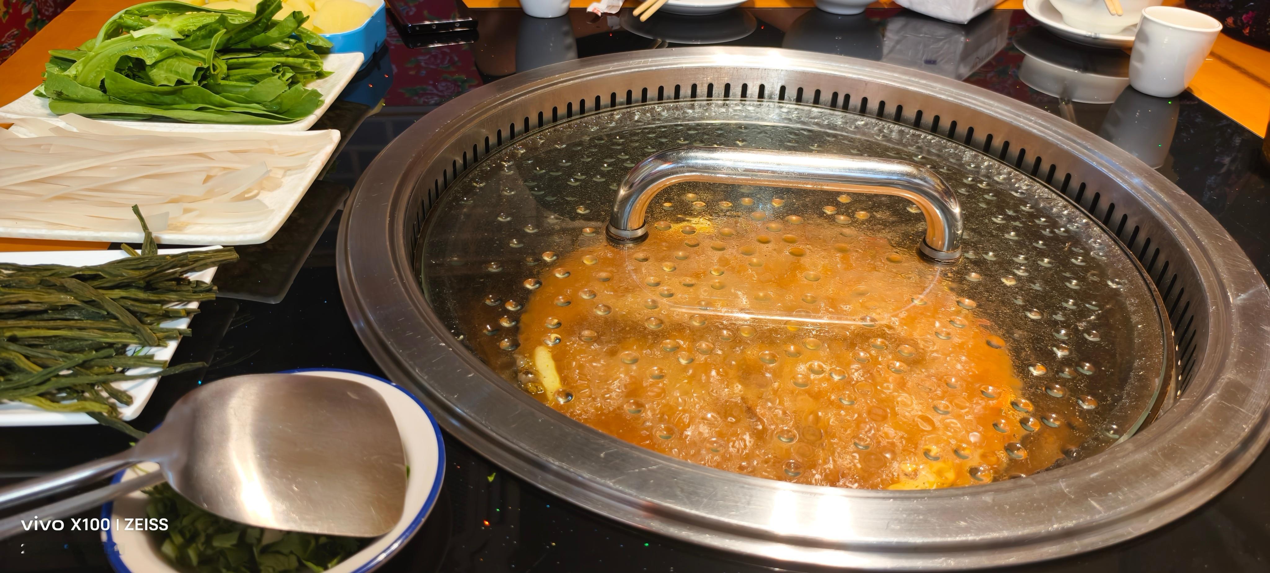 今天来吃铁锅炖，味道还不错[good][good]！！ ​​​