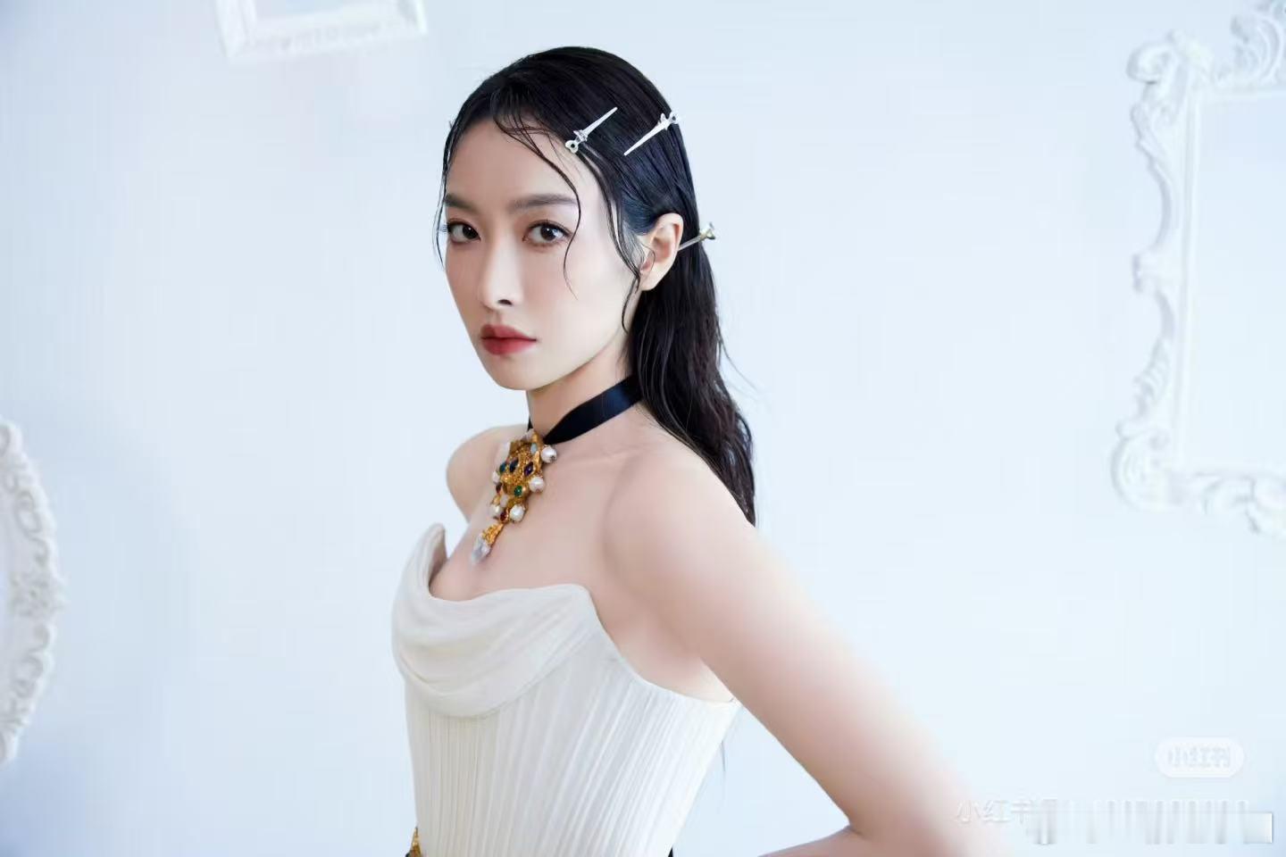 宋茜黄金披风宋茜巨型披风宋茜今天很美，她的造型来自Krikor Jabotian
