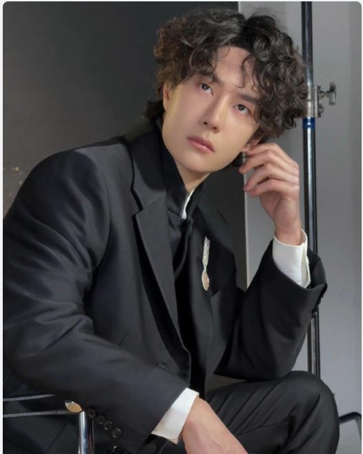 内娱终于撕下“纸片人”的遮羞布，看看王一博那双爬满老茧的手就懂了。
他那双曾经被