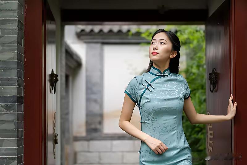 金字经·遇窈窕淑女
小巷花阴遇，
玉人姿韵殊。
浅笑轻歌意绪苏。
吁，别离心念拘