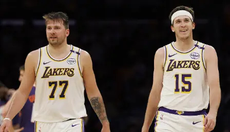 本赛季东契奇和里夫斯场均合砍57分，占球队场均得分的48.9%。终于可以喊出那五