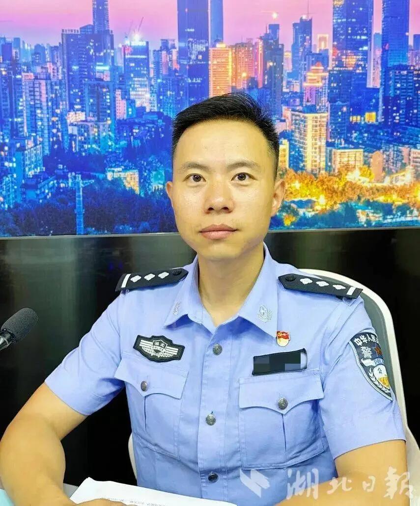 武汉。
晚上10点，女子在武昌江滩游玩，放在石凳上的手机丢失，她是研究生，毕业论