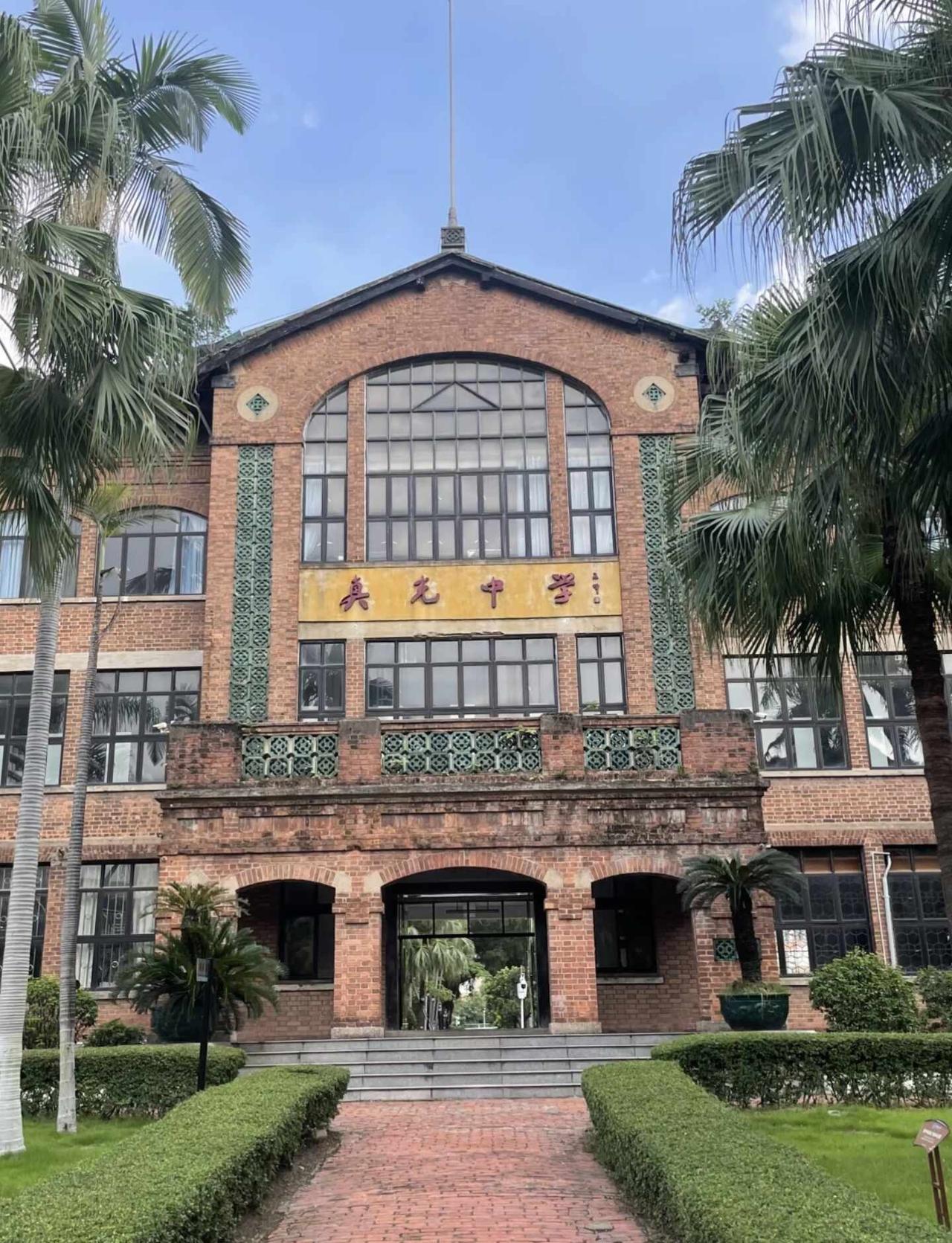 荔湾志愿填报怎么选
刷到有荔湾家长问第一志愿填真光后，二、三志愿怎么填。有人建议