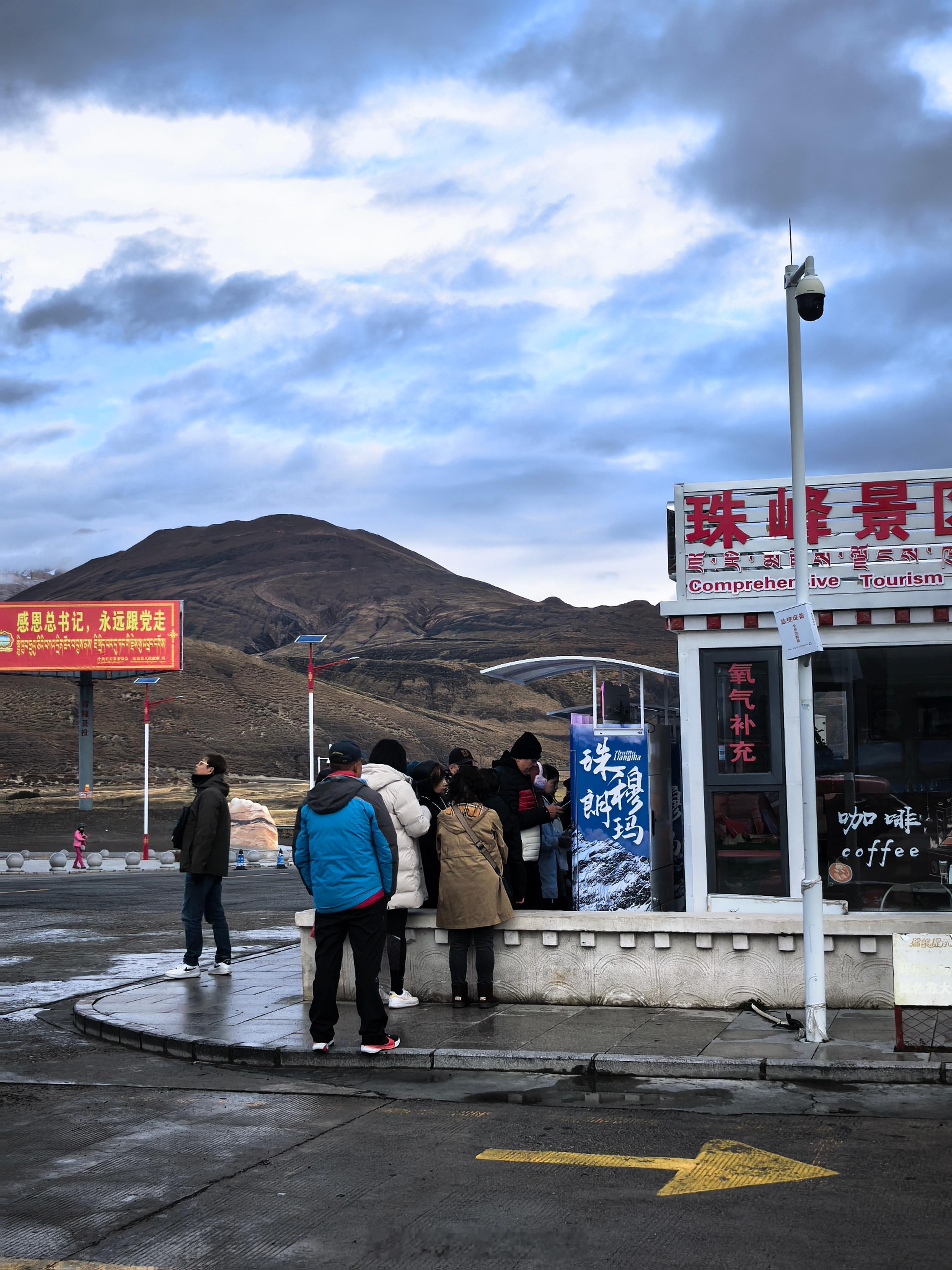 上午珠峰景区门口，来了一车台湾游客。聊了几句，这团从广州飞西宁，西宁坐火车到拉萨