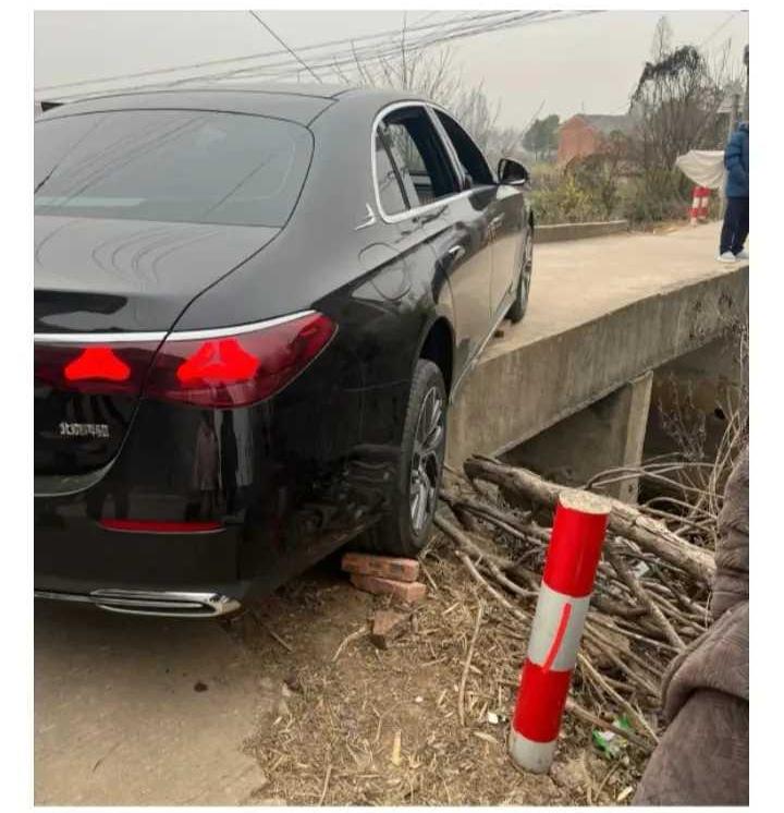 网友：这下好了，都知道发小提了奔驰回家了。。。