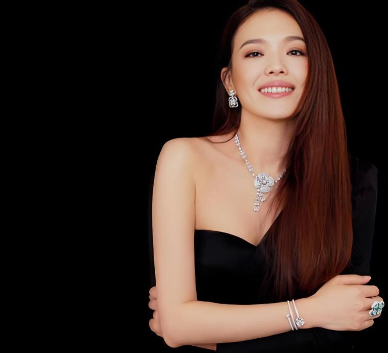 有些品牌注定无法成为高端，简单地讲就是太闹。
 
一个真正的高端，有格局，能绽放