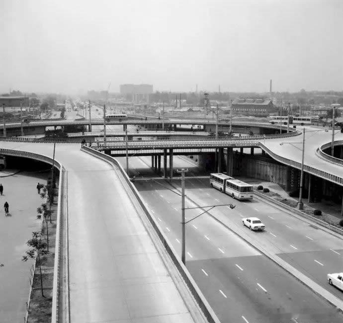 1980年，北京，西直门立交桥通车，中心位置大概在原瓮城的中心，此桥寿命仅维持了