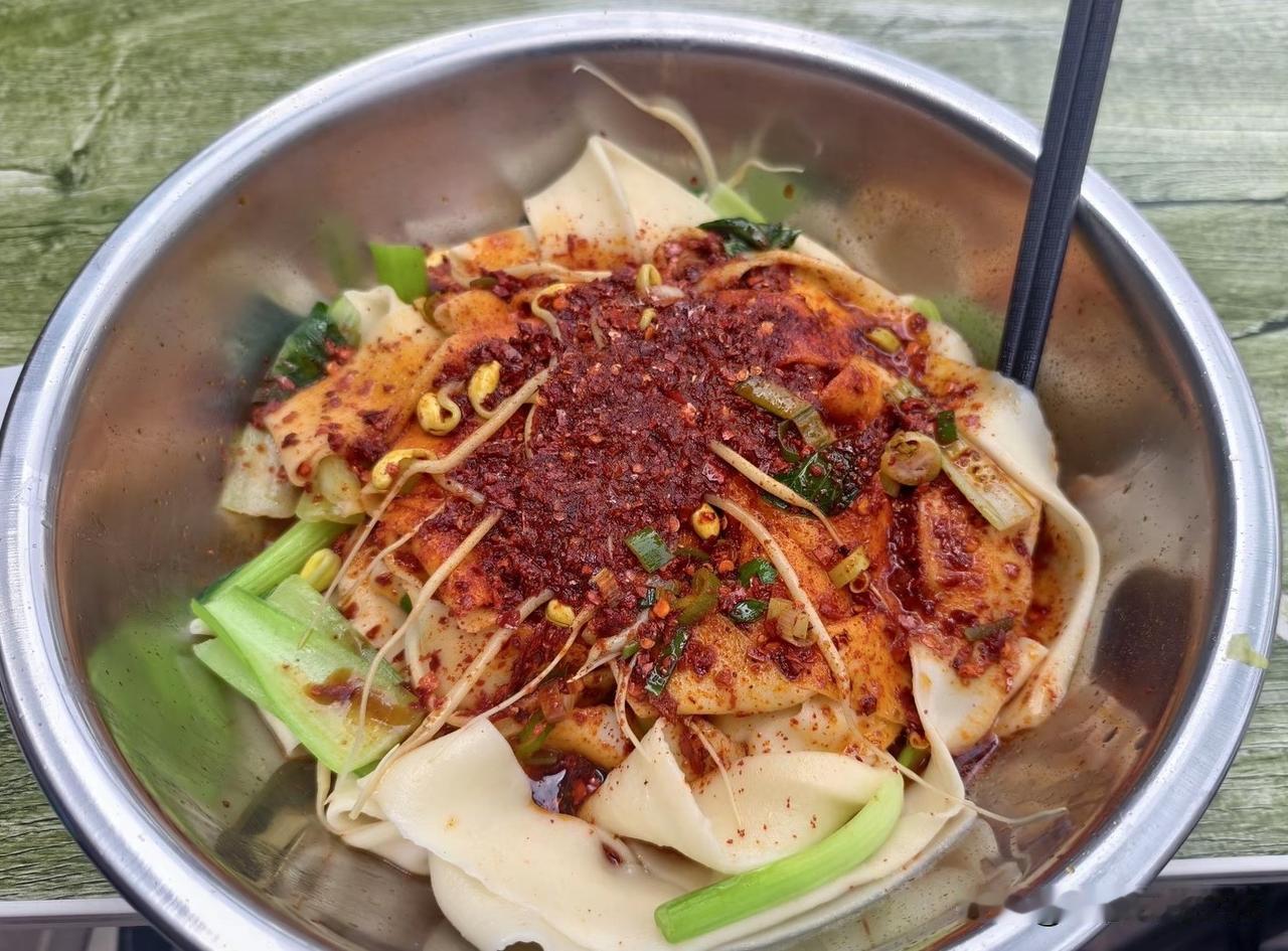 在外地几天，虽然美食不少，但回西安心心念念的还是先吃一碗面，就喜欢油泼的。