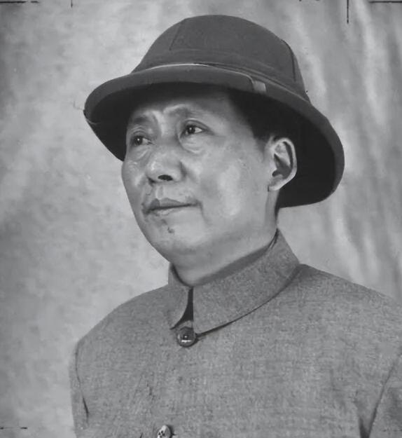 重庆谈判时，毛主席戴的那顶灰色“奇怪”帽子，确实不是随便戴的。

据共产党员网2