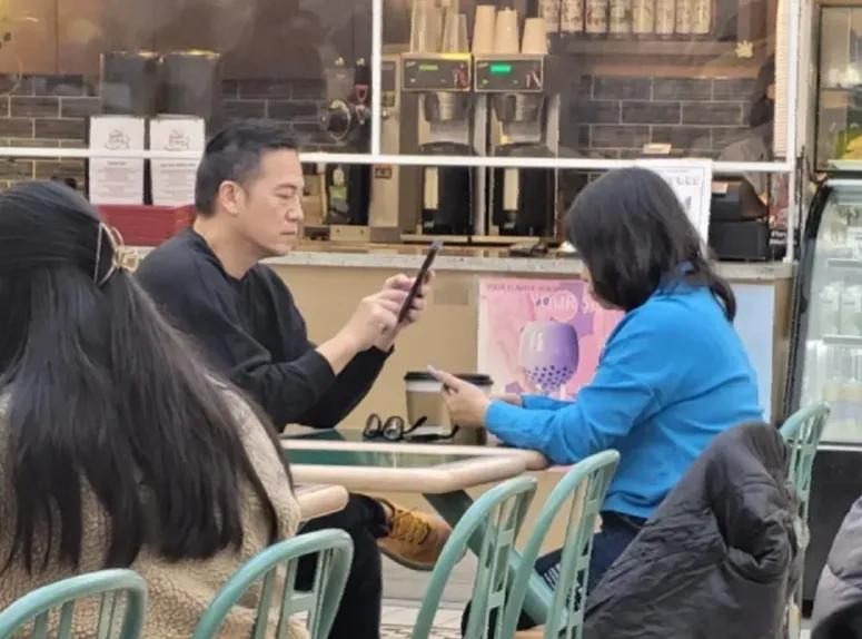 餐厅偶遇香港明星，非常面熟，有人认得他吗？
某网友在个人社交账号上分享了在餐厅偶