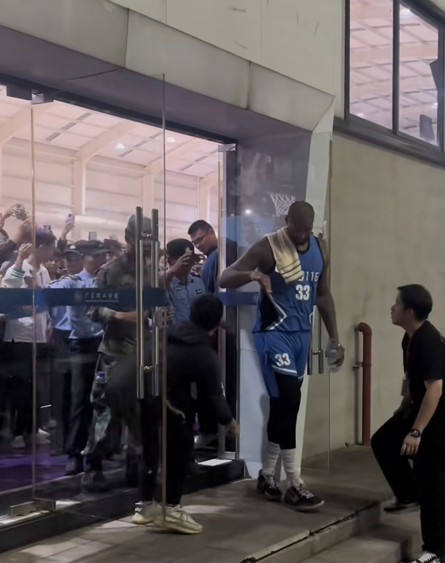 还是中国香！NBA根本无人问津的考辛斯来中国…有追随者，有好几种保安，有助理翻译