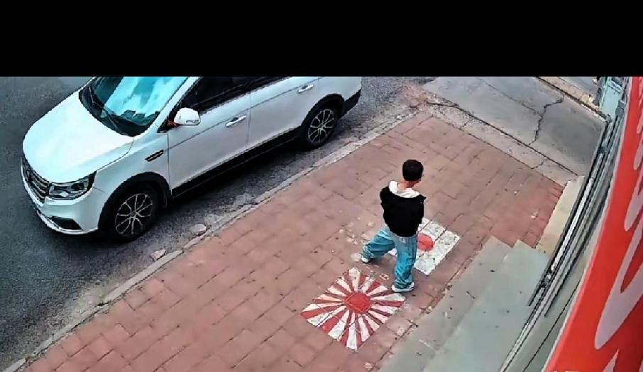按原则上公共场合随地大小便，是要罚款的！
小子，就冲你这行为，高低必须给你快递一