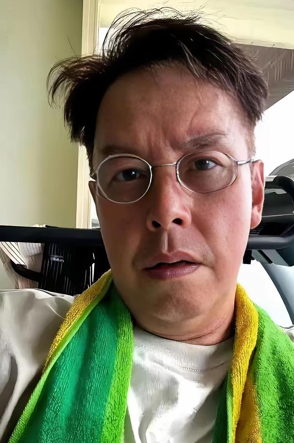 我一个朋友是健身教练，
看了谭咏麟状态，
她说了句大实话，她说：谭咏麟这个人靠极