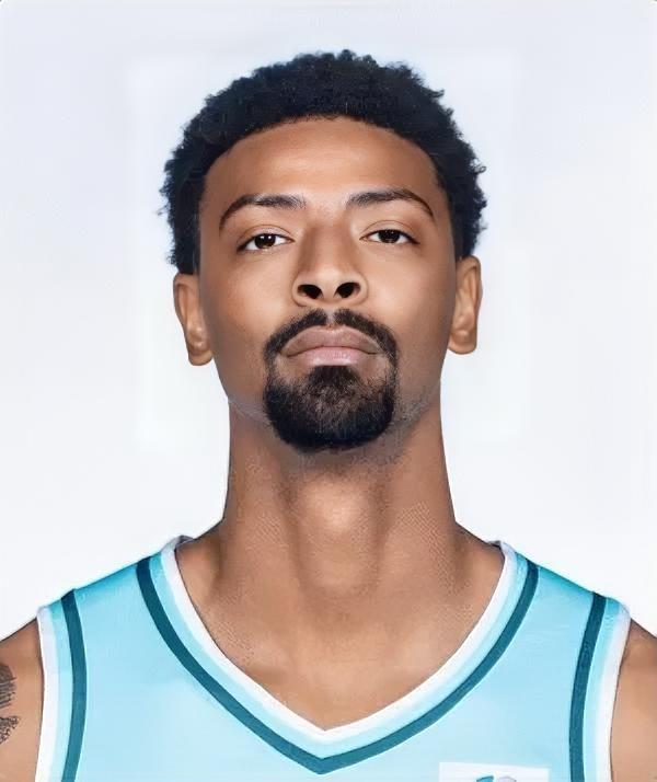 青岛外援米奇真是太不把广东内线放在眼里！在今天青岛主场对阵广东的比赛中，米奇在内