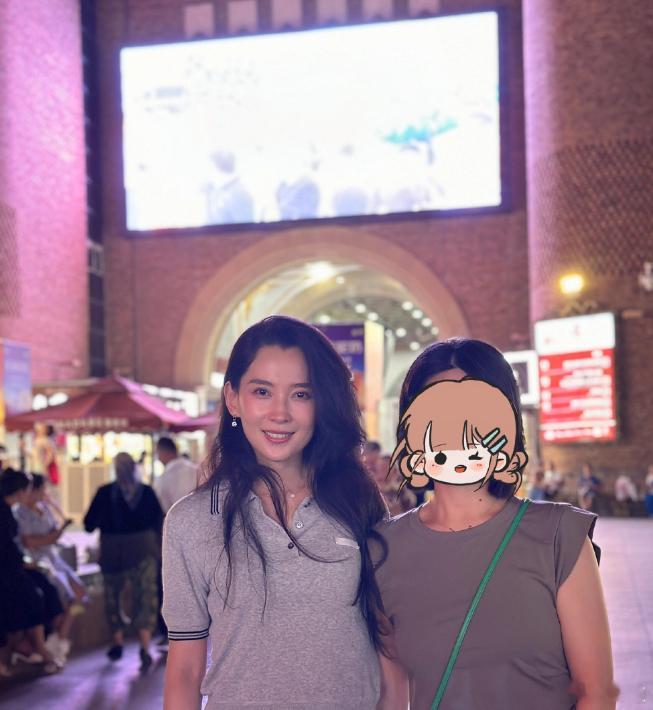 #森林北与网友合影# 有网友逛街偶遇汪峰新女友森林北，并晒出与森林北合照，表示她