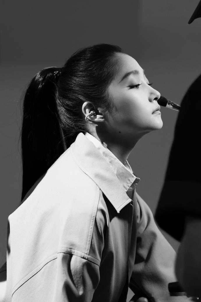 关晓彤线条关晓彤一则侧拍花絮送达 关晓彤线条，关晓彤一则侧拍花絮送达，高马尾精致