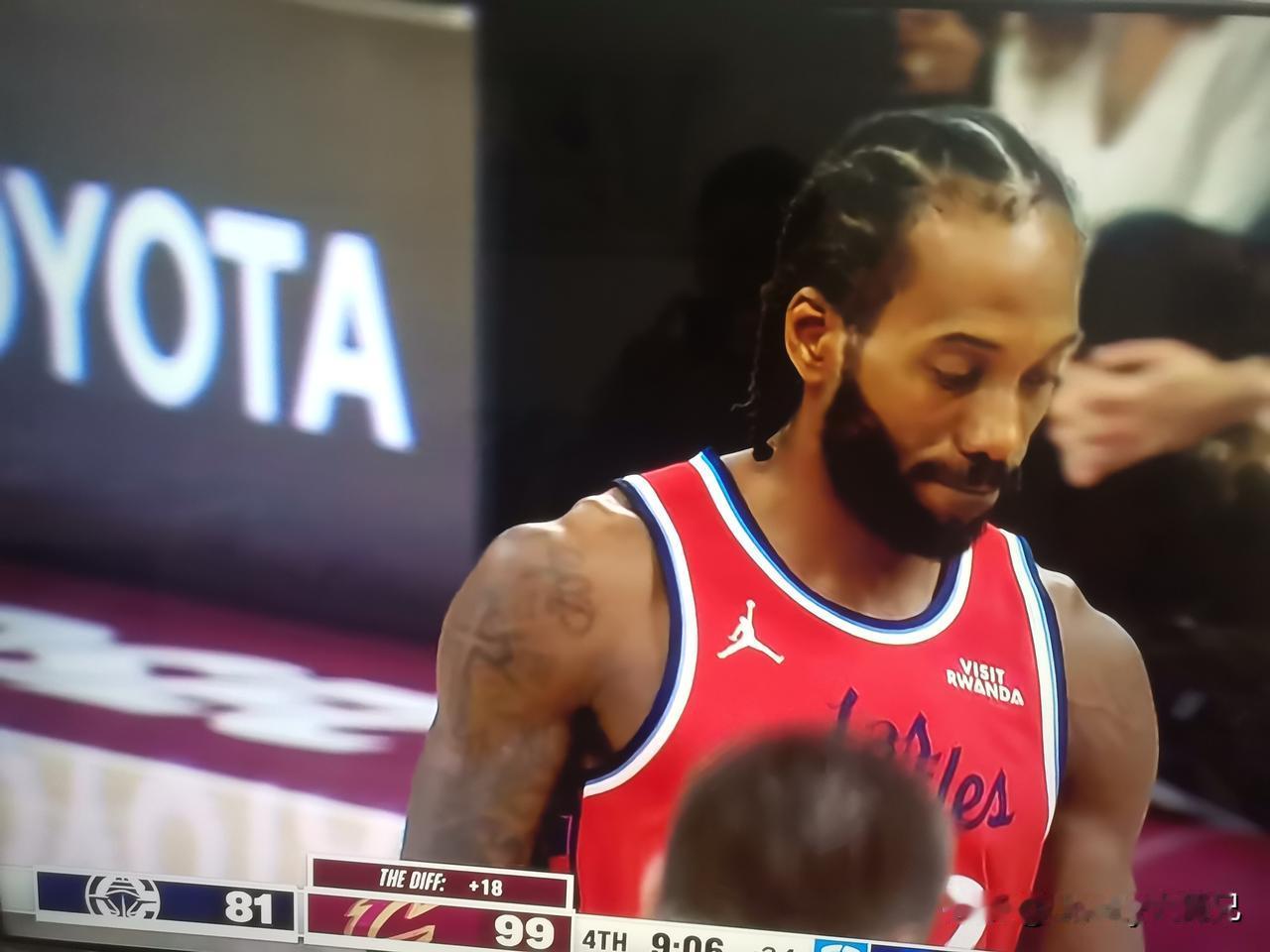 等来了小卡，却等不来胜利。
快船完败给骑士，本赛季开局5胜12负。

本场哈登也