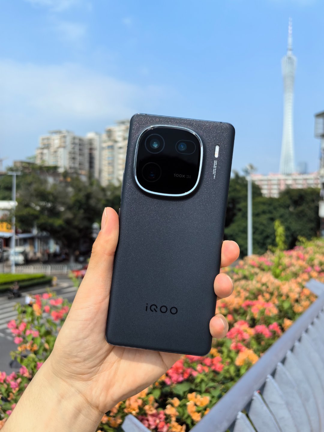 iQOO 12 Pro明天就要发布了，我手里这台是黑色赛道版！全新外观优雅圆润，