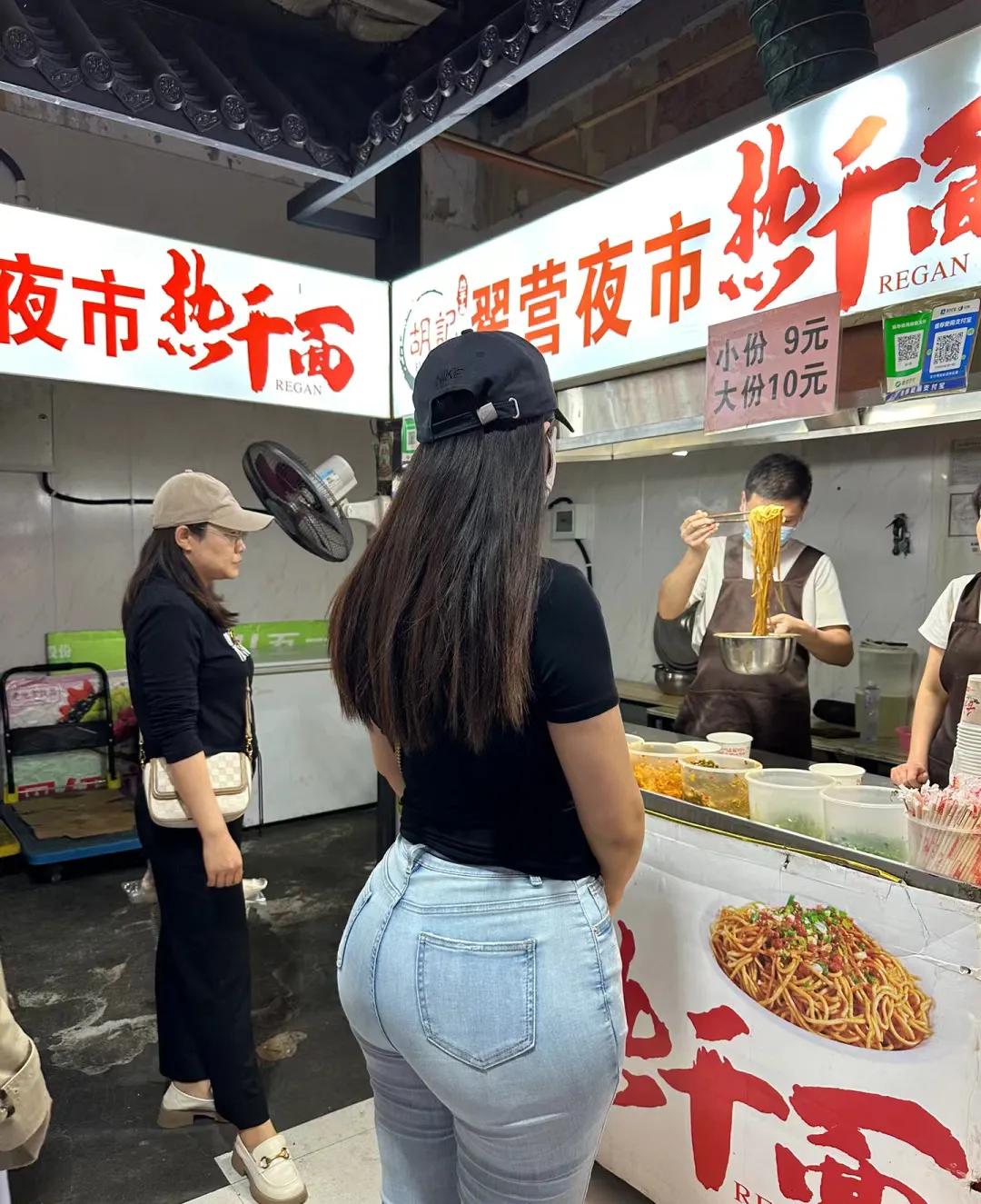 美女买的车轮饼，真的是又大又圆又好吃