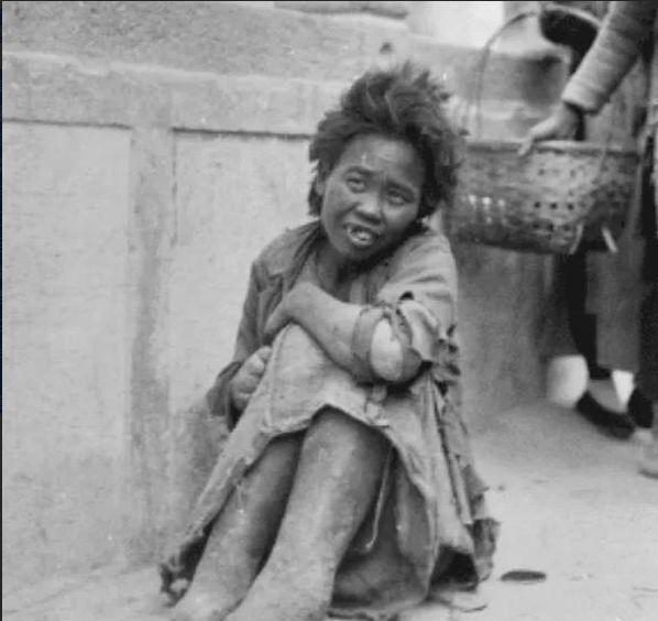 1943年，暗窑子内的“扛刀姑娘”古淑英不小心洒了一桶泔水，老鸨怒气冲冲地用菜刀