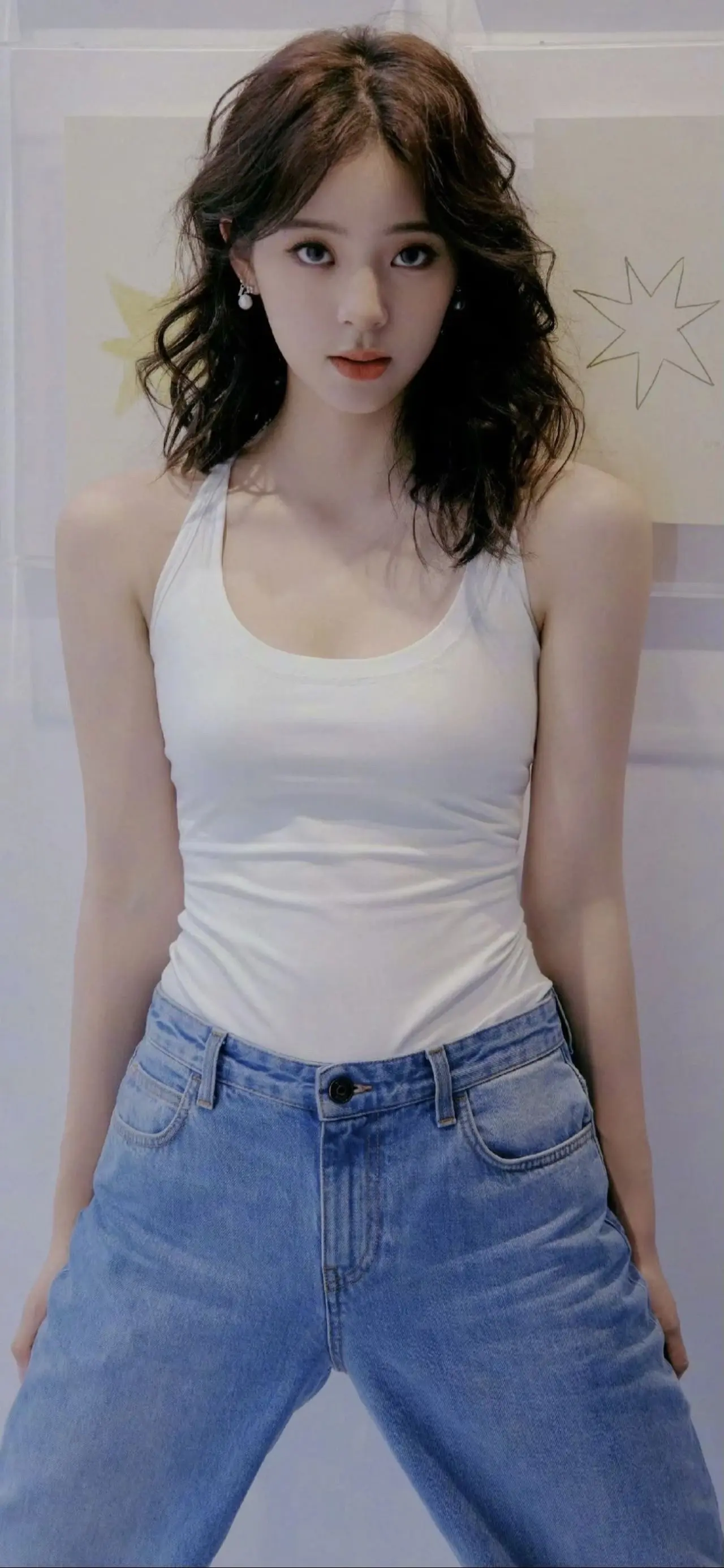 欧阳娜娜｜白背心牛仔裤松弛感